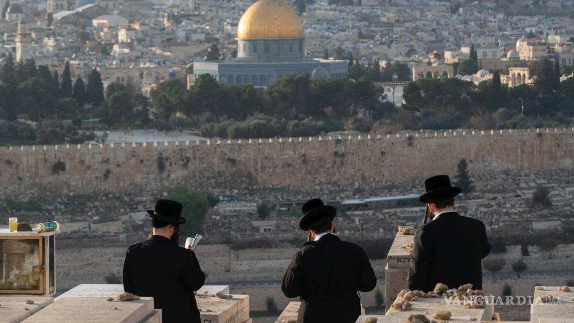 $!Judíos ultra-ortodoxos rezan frente a las tumbas de sus familiares en el monte de los Olivos.