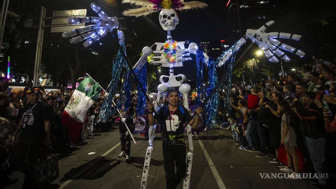 $!Personas caracterizadas de Catrinas participan en la Procesión de Catrinas como parte de las celebraciones por el Día de Muertos, en Ciudad de México.