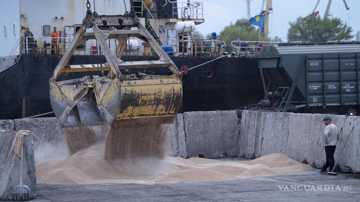 $!Trabajadores cargan grano en un puerto en Izmail, Ucrania.