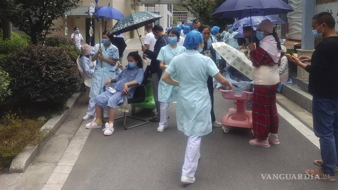 $!Trabajadores médicos trasladan a pacientes a un área segura en el Hospital Renmin en la ciudad de Ya’an, luego de un terremoto en la provincia de Sichuan.