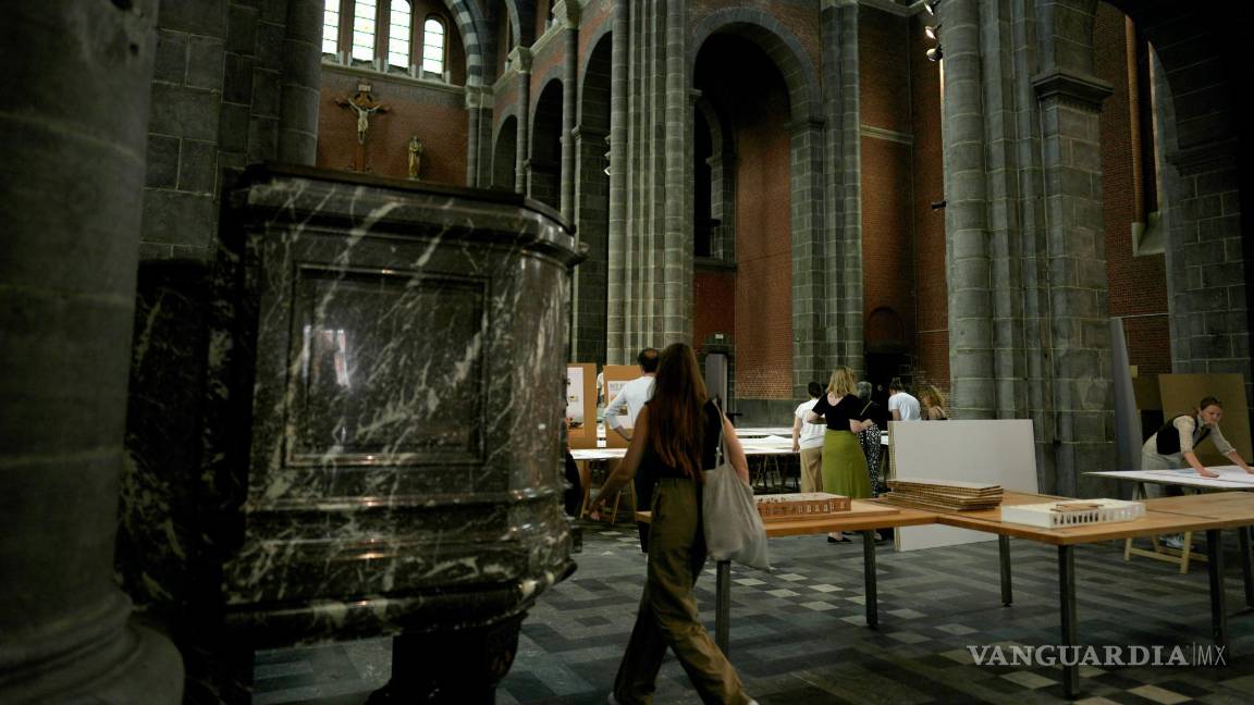 $!Una mujer camina junto a una instalación de arte que se está instalando en la iglesia del Sagrado Corazón en Mechelen, Bélgica.