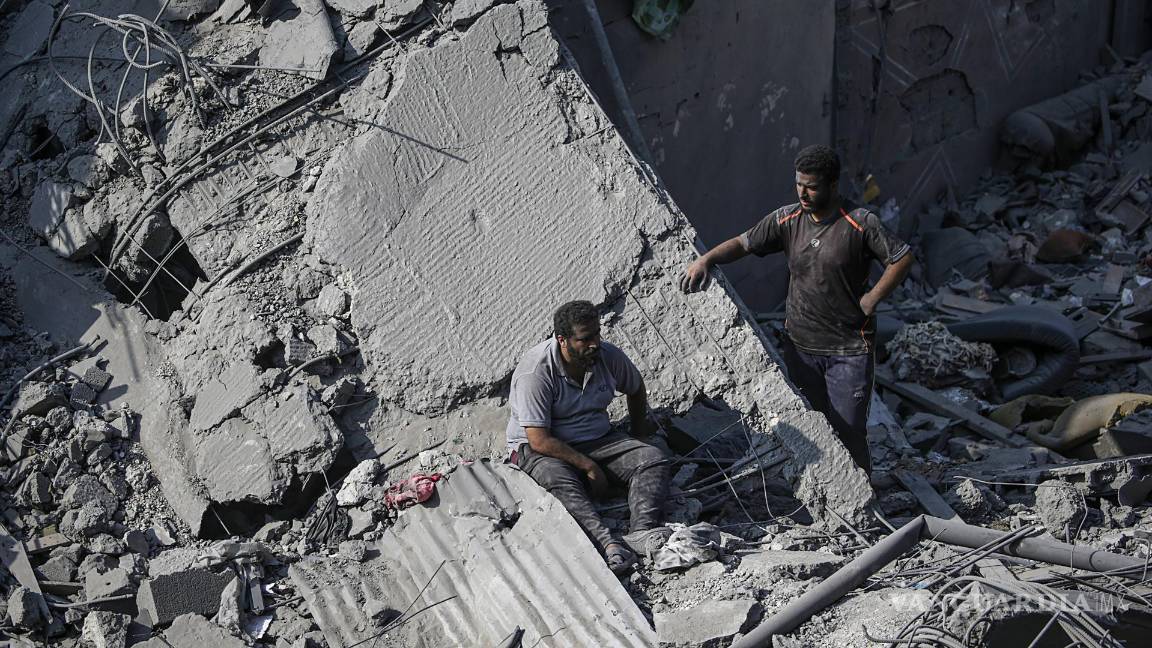 $!Palestinos se encuentran entre los escombros tras los ataques aéreos israelíes contra Al Falouja en la ciudad de Jabalia, al norte de Gaza.