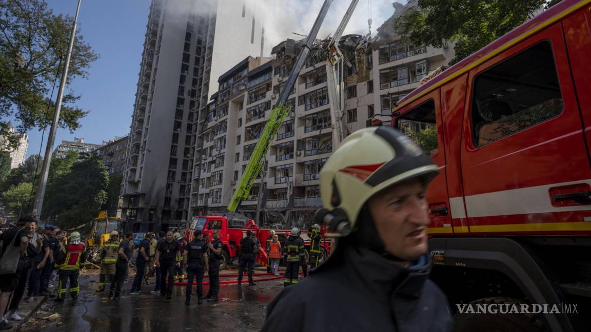 Ataca Rusia a Kiev: golpea dos edificios residenciales; hay un muerto, 4 heridos y dos hospitalizados