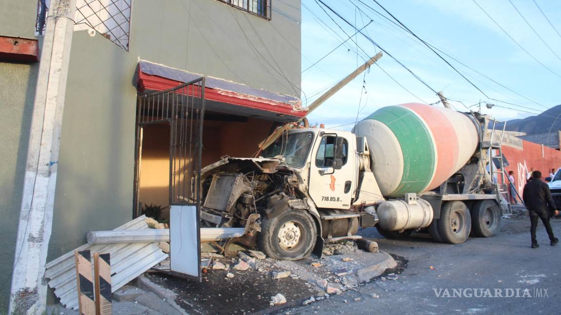 Conductor de camión revolvedor se impacta contra casa, en Saltillo