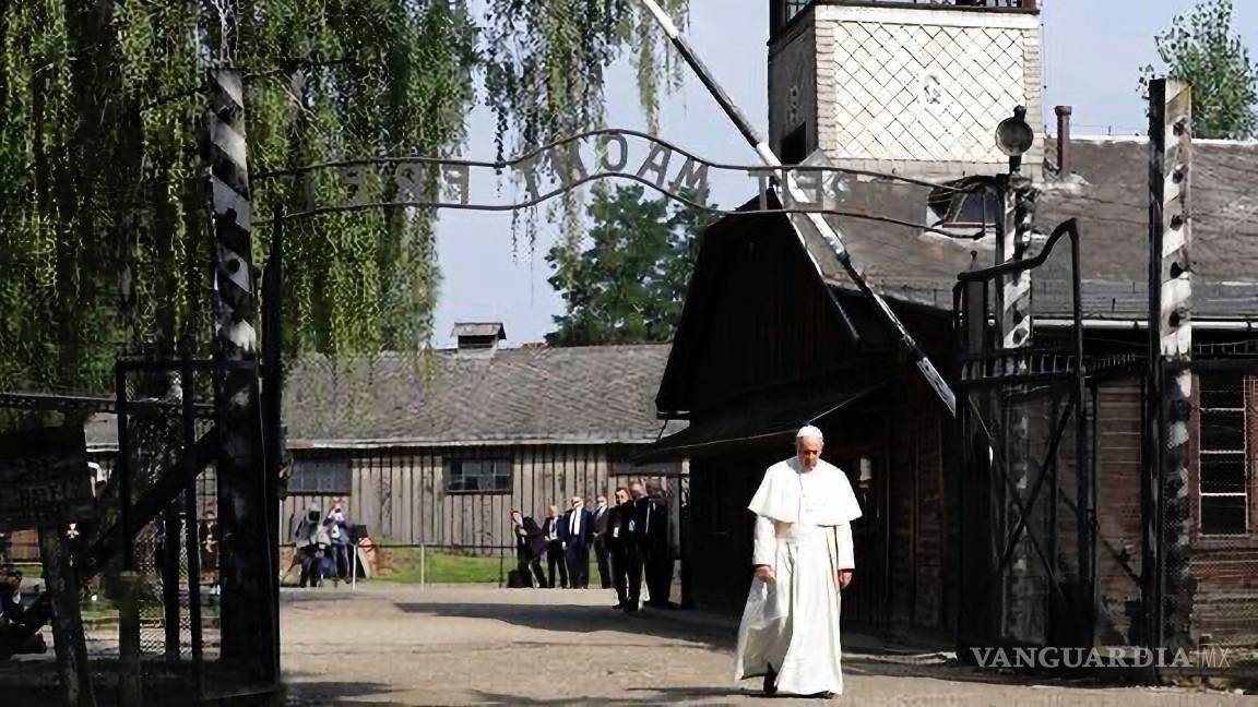 $!El papa Francisco pasa por la puerta del antiguo campo de exterminio nazi de Auschwitz, en Oswiecim, Polonia, el viernes 29 de julio de 2016.