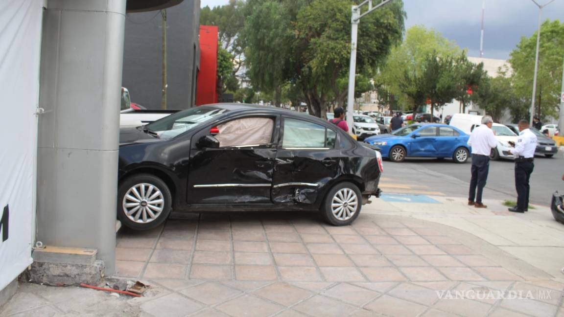 Se pasa rojo en V. Carranza y ocasiona choque múltiple en Saltillo