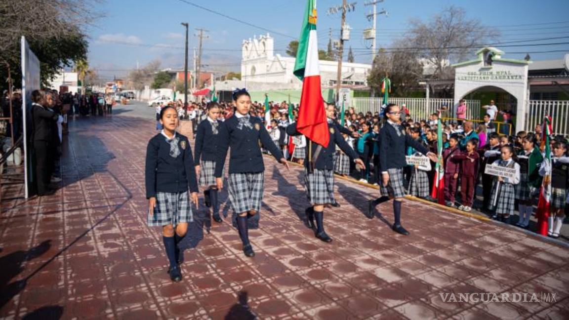 $!Estudiantes de nivel básico participan en la ceremonia cívica.