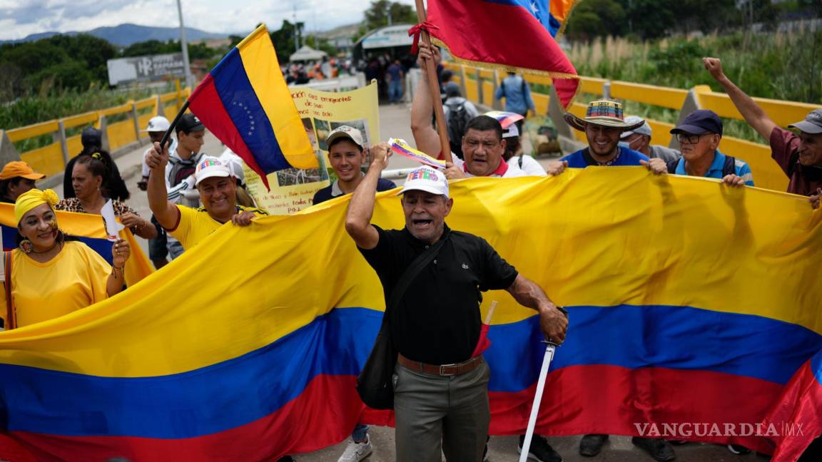 $!Partidarios del nuevo presidente de Colombia, Gustavo Petro, ondean banderas de Colombia y Venezuela en San Antonio, en la frontera venezolana con Colombia.