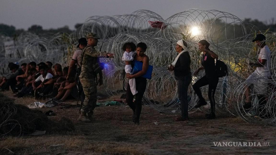 $!Los migrantes que cruzaron a EU desde México están haciendo fila para ser procesados por la Oficina de Aduanas y Protección Fronteriza en Eagle Pass, Texas.