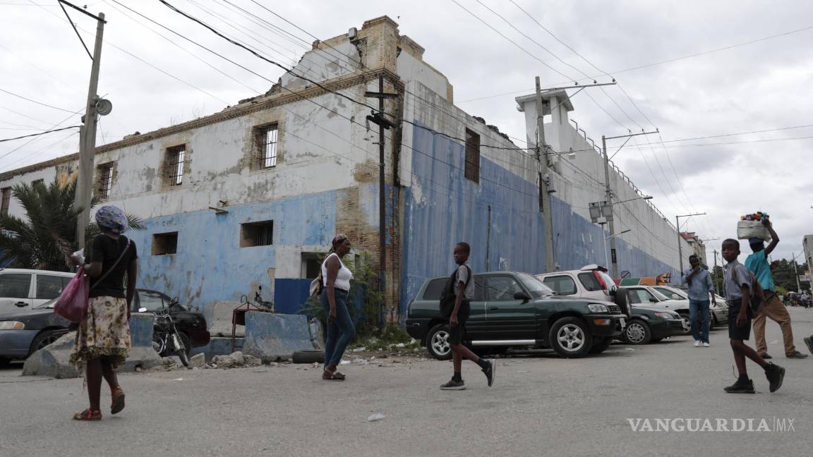 $!La Penitenciaría Nacional de Haití, en el centro de Puerto Príncipe, se encuentra en malas condiciones, el trato al interior puede que sea más deficiente.