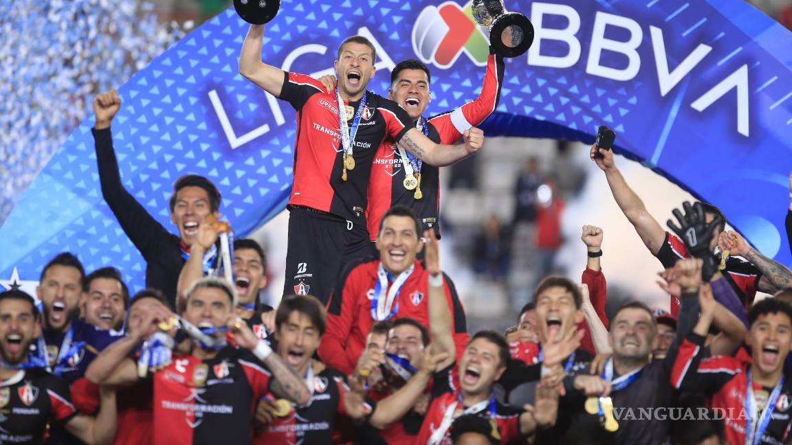 $!Los jugadores de Atlas celebran tras coronarse campeones.