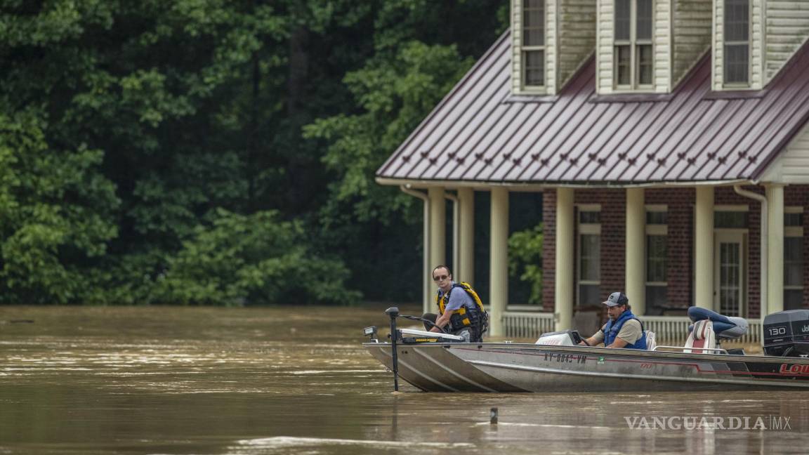$!Las casas están inundadas por Lost Creek, Kentucky.