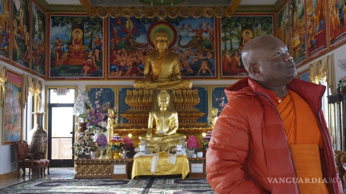 $!El venerable Vicheth Chum observa las grandes pinturas hechas en Camboya de la vida de Buda en la sala superior del templo Watt Munisotaram, el sábado 4 de febrero de 2023, en Hampton, Minnesota.
