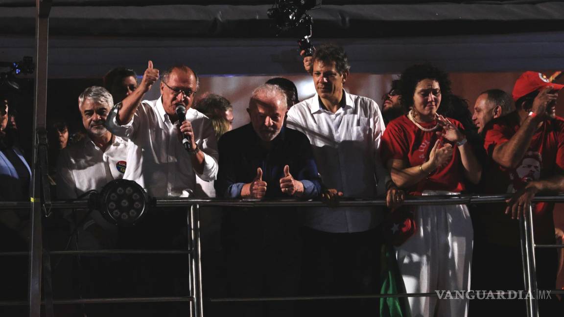 $!El exgobernador de Sao Paulo y vicepresidente electo Geraldo Alckmin (2-i) pronuncia un discurso durante un acto de Luiz Inácio Lula da Silva (c).