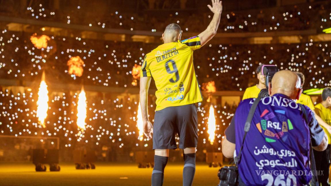 Como todo un ‘rockstar’, presentan a Karim Benzemá como nuevo jugador del Al-Ittihad