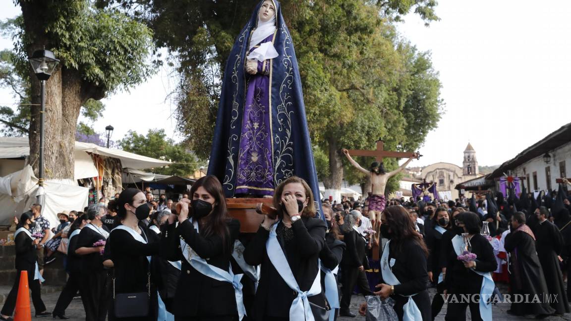 $!Feligreses católicos caminan hoy, durante la Procesión de los Cristos en el marco del Viernes Santo, en el municipio de Patzcuaro, en Michoacán (México).