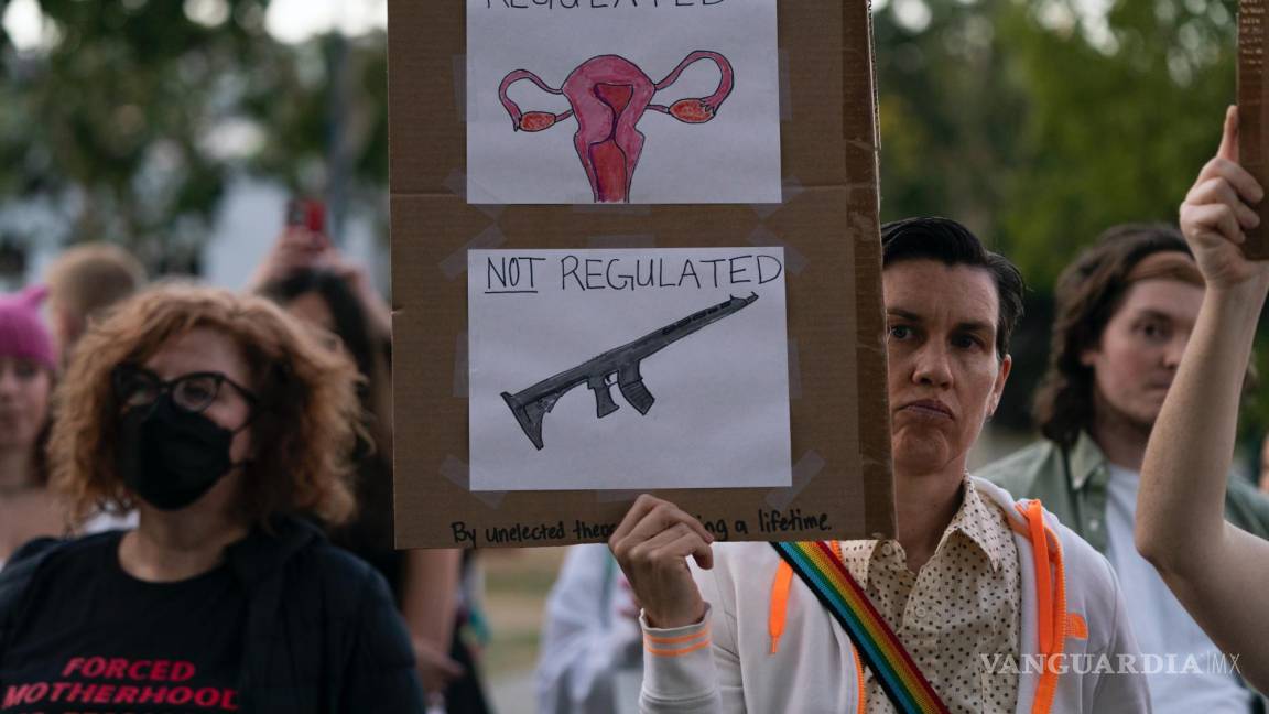 $!La partidaria del derecho al aborto Lori Williams escucha un discurso durante una protesta en West Hollywood, California.