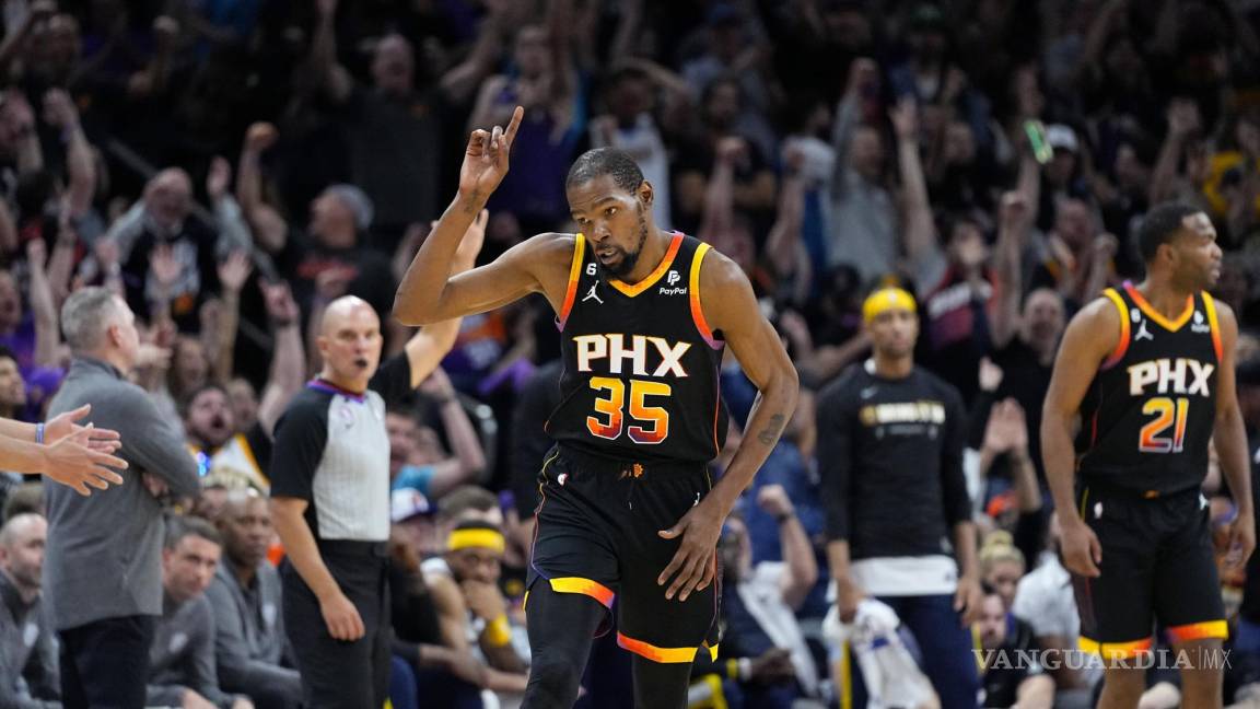 Brillante juego de Durant y Booker lleva a los Suns a empatar la serie