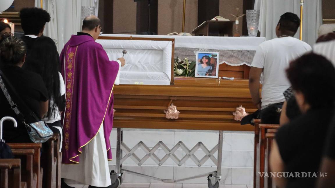 $!Los restos de la adolescente de 14 años fueron sepultados en el panteón La Paz, sobre la carretera a Torreón.