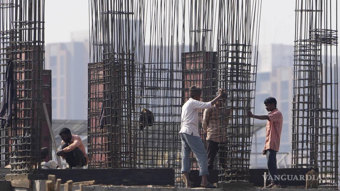 $!Obreros trabajan en Ahmedabad, India. Es posible que la amenaza de aranceles recíprocos de Trump pueda llevar a otros países a la mesa de negociaciones.
