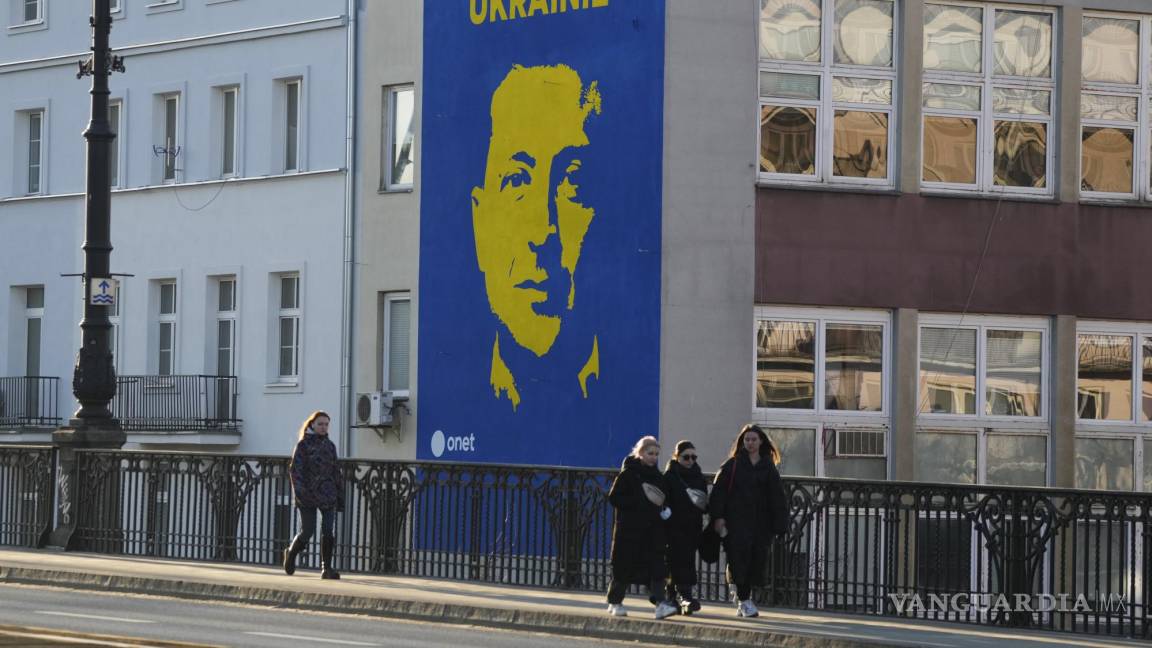 $!Un retrato del presidente de Ucrania, Volodymyr Zelenskyy, está pintado en un edificio en Varsovia, Polonia.