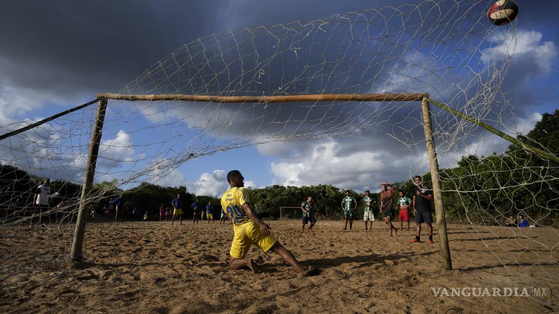 $!Deportistas compiten en un partido de fútbol durante los Juegos Indígenas, en la comunidad tapirema de Peruibe, Brasil, el 22 de abril de 2023.