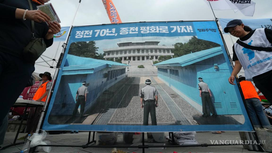 $!Una pancarta muestra una imagen de la aldea de Panmunjom durante una manifestación por la unificación por la paz de la península de Corea en Seúl.