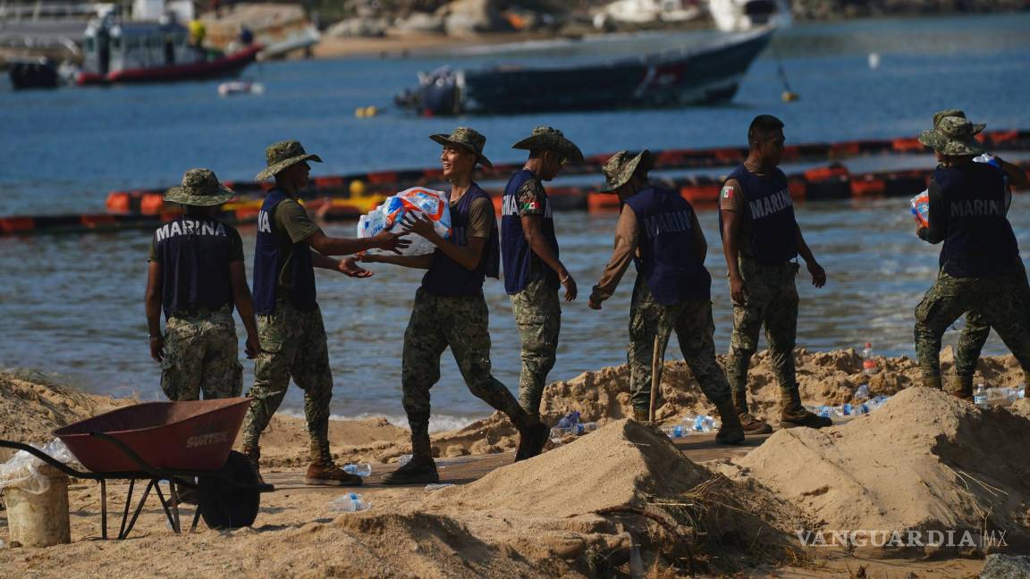 $!Personal de la Marina descarga provisiones para las víctimas del huracán Otis de categoría 5, en Acapulco, México, el sábado 11 de noviembre de 2023.