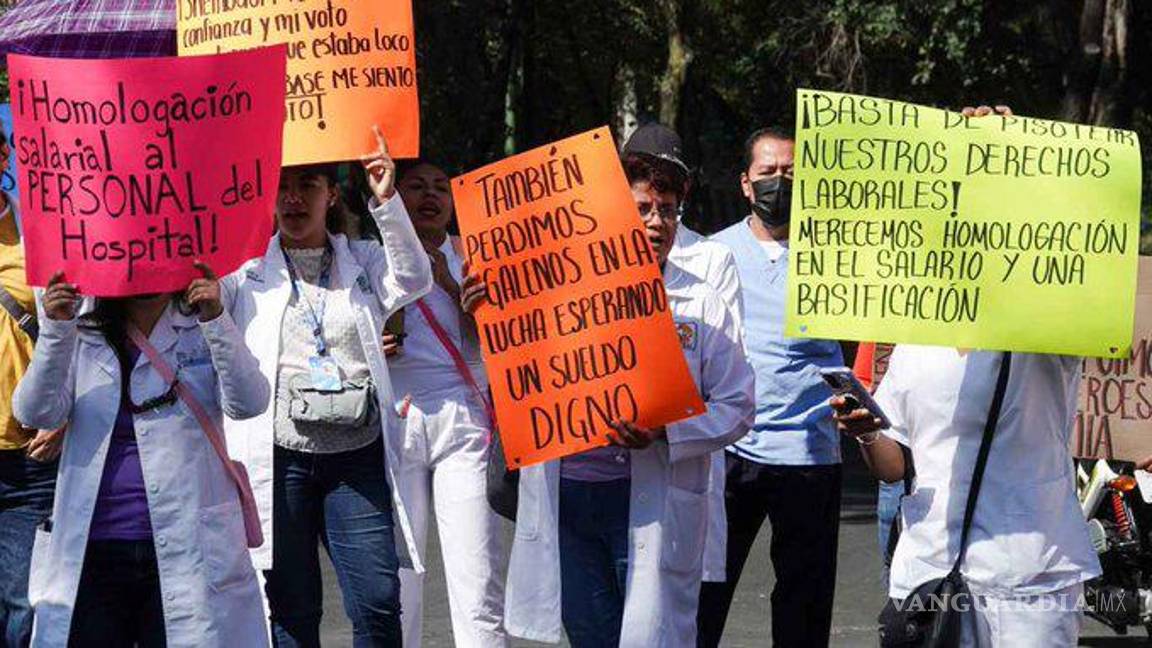 $!Personal médico bloquea avenidas y hospitales en la CDMX; toman la México-Cuernavaca