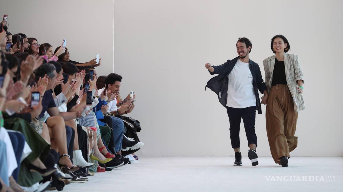 $!El mexicano Armando Takeda (i), participa en la pasarela en el tercer día de actividades del Mercedes-Benz Fashion Week, en Ciudad de México.