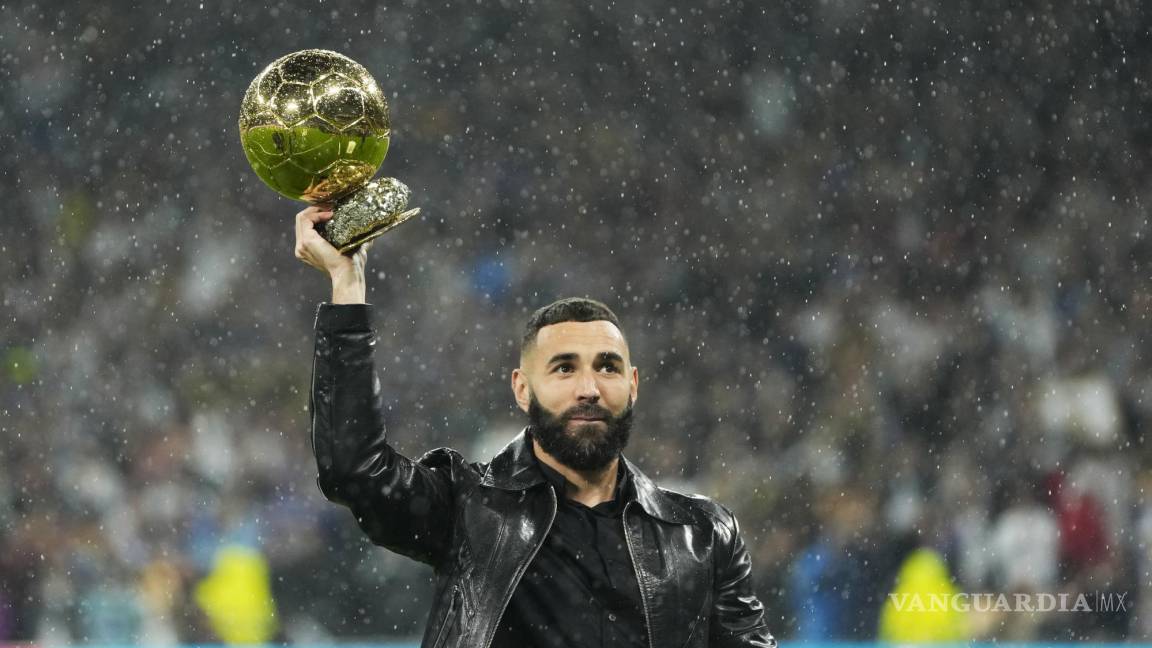 Karim Benzema celebra con los aficionados colchoneros su Balón de Oro