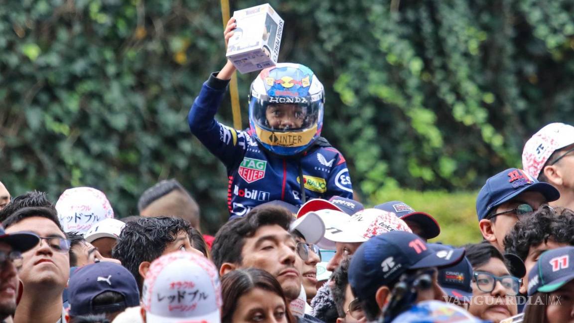 $!Fanáticos del piloto se vistieron como él para esperarlo afuera de la Plaza.