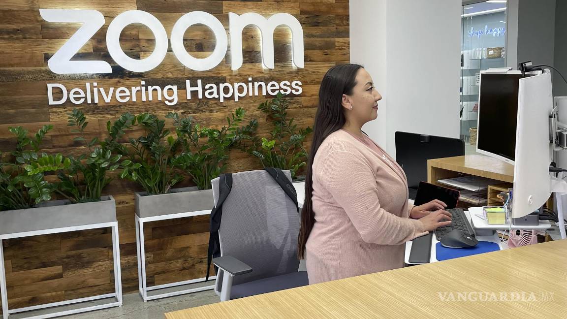 $!Una mujer trabaja en la sede de Zoom en San José, California.