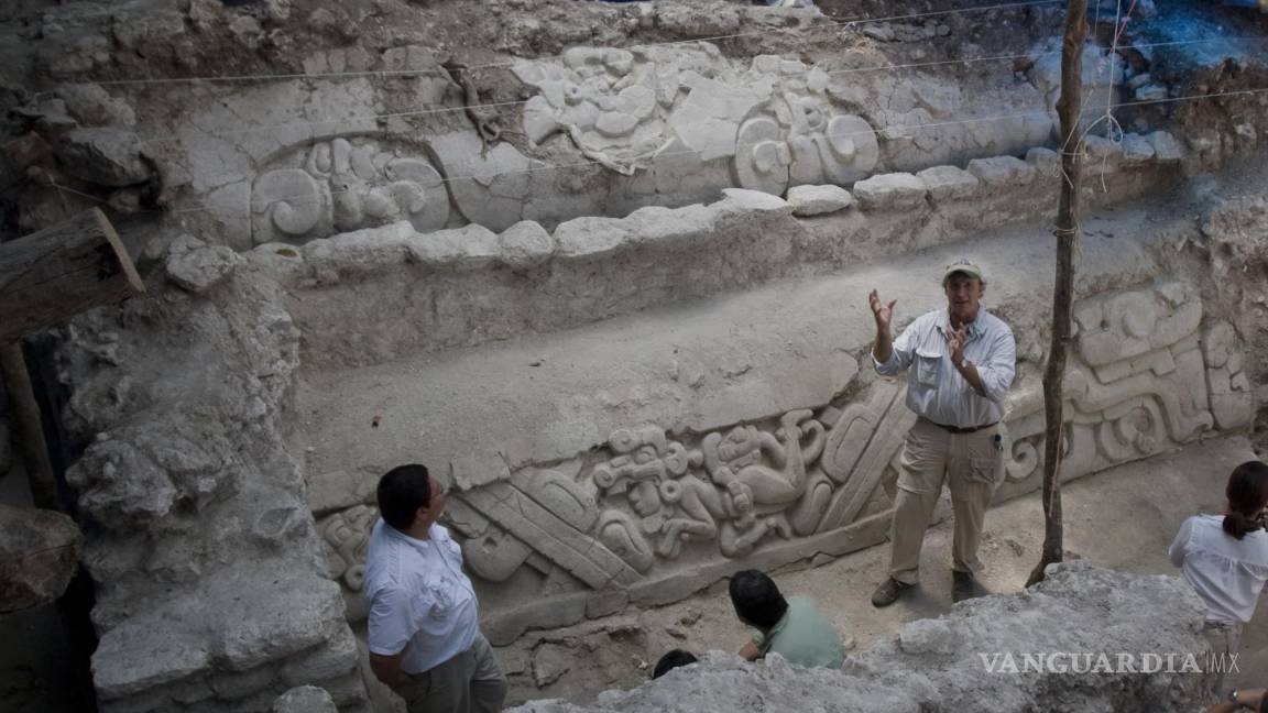 $!El arqueólogo estadounidense Richard Hansen (d) muestra un friso de piedra caliza encontrado en el sitio arqueológico de El Mirador el 7 de marzo de 2009.