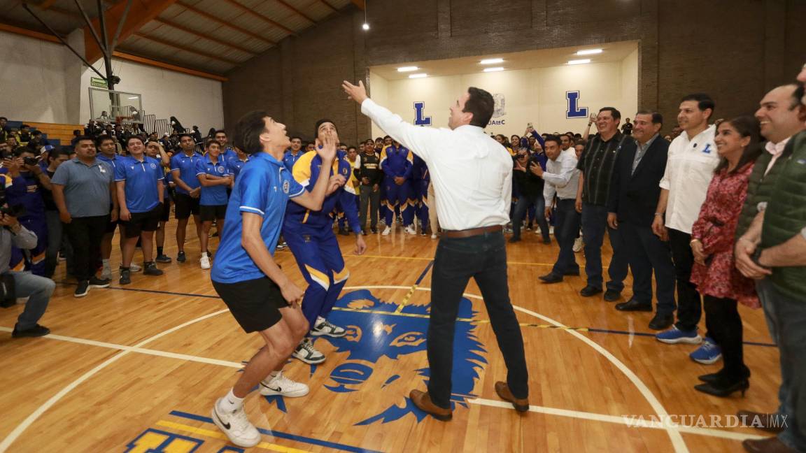 $!La bola entre dos fue lanzada por el alcalde Javier Díaz.