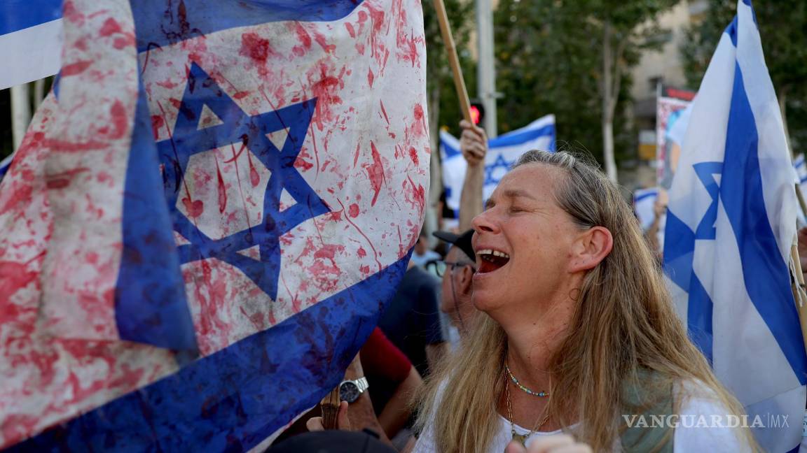 $!Una mujer participa en una protesta junto a familiares de rehenes israelíes retenidos por Hamas en Gaza en Jerusalén, el 13 de julio de 2024.