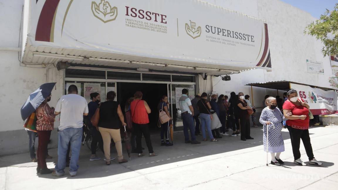 Adultos mayores esperan más de 6 horas por pago de Pensión del Bienestar en Saltillo