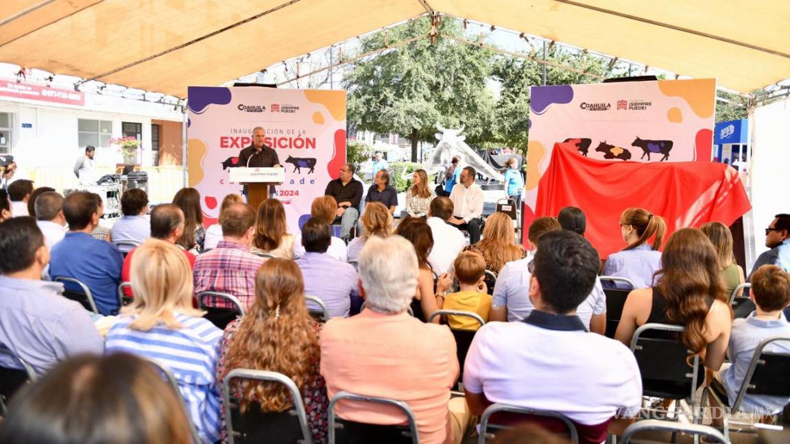 Inaugura Román Cepeda el Cow Parade México 2024 en Torreón