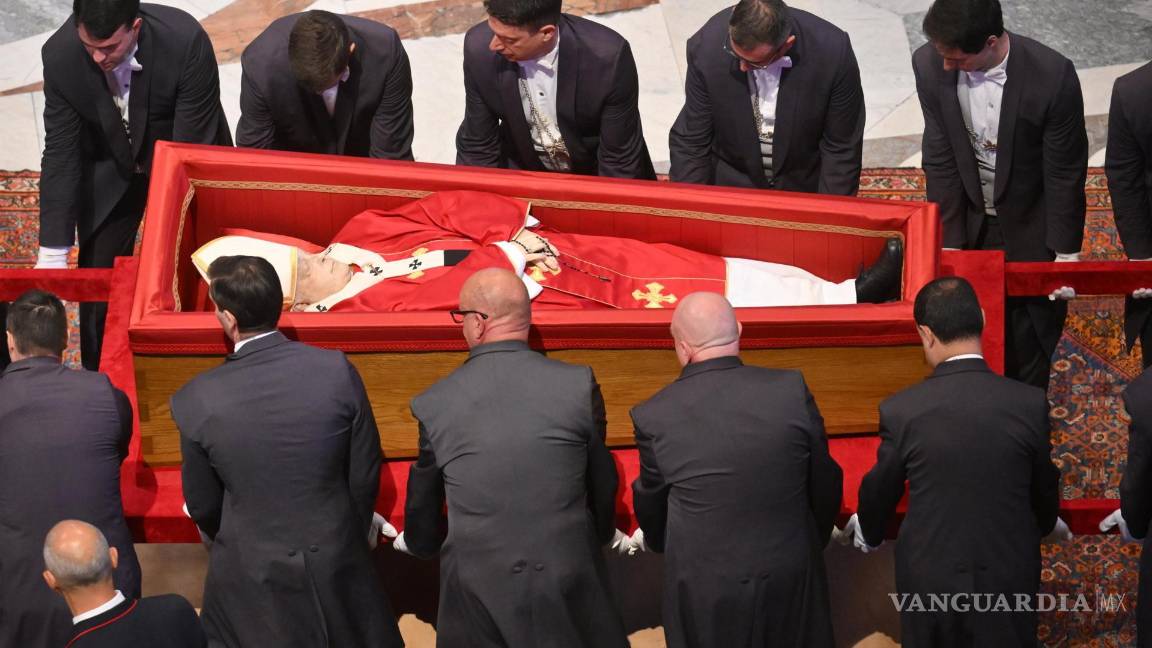 $!El cuerpo del Papa Francisco es trasladado a la Basílica de San Pedro para su velatorio durante tres días, en la Ciudad del Vaticano.