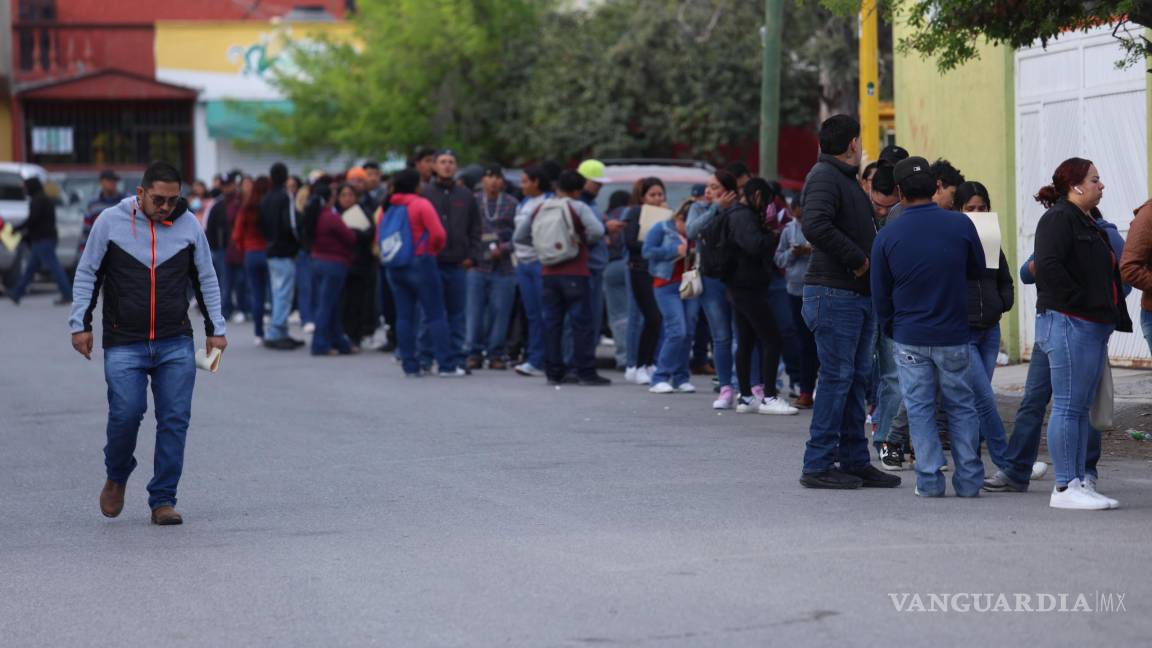 Largas filas al sur de Saltillo por vacantes en Stellantis; recepción de documentos colapsa la zona