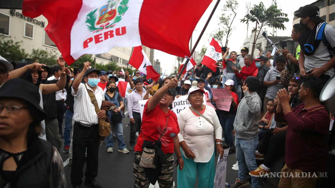 $!Cientos de manifestantes a favor de Pedro Castillo y en contra del Congreso se manifiestan en las calles del centro en Lima, Perú.