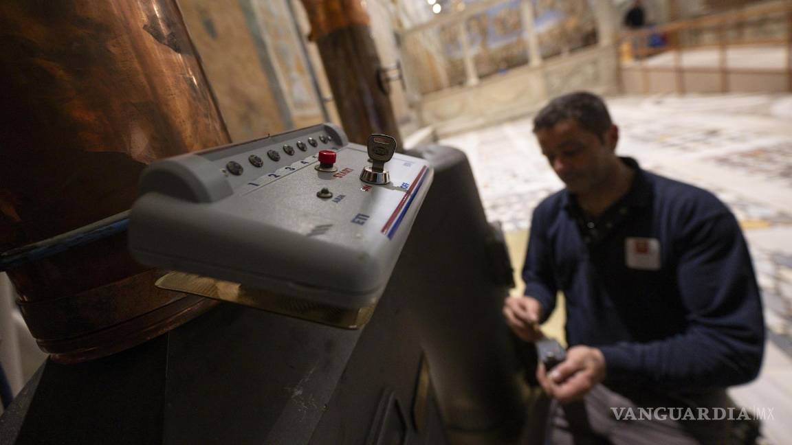 Trabajadores del Vaticano instalan la estufa donde se quemarán los votos durante el cónclave