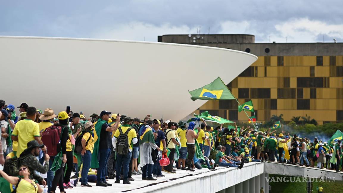 $!Centenas de seguidores del expresidente brasileño Jair Bolsonaro invadieron la sede del Congreso Nacional.