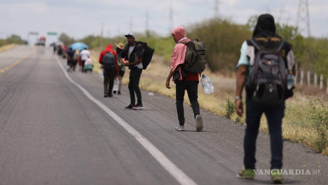 Reportan secuestro de 52 migrantes en SLP en autobús hacia Monterrey; NL reporta localización