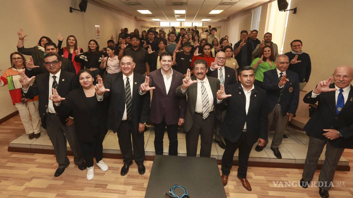 $!Autoridades universitarias, representantes del Club de Leones y estudiantes atestiguan la firma del convenio que fortalecerá los programas de salud para la comunidad saltillense.