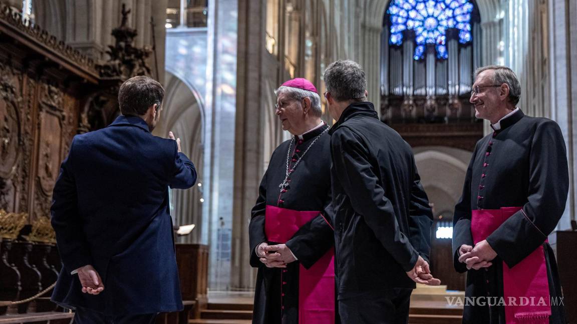 $!El presidente francés, Emmanuel Macron (i), el arzobispo de París, Laurent Ulrich (c), durante una visita a la catedral de Notre-Dame de Paris en París, Francia.