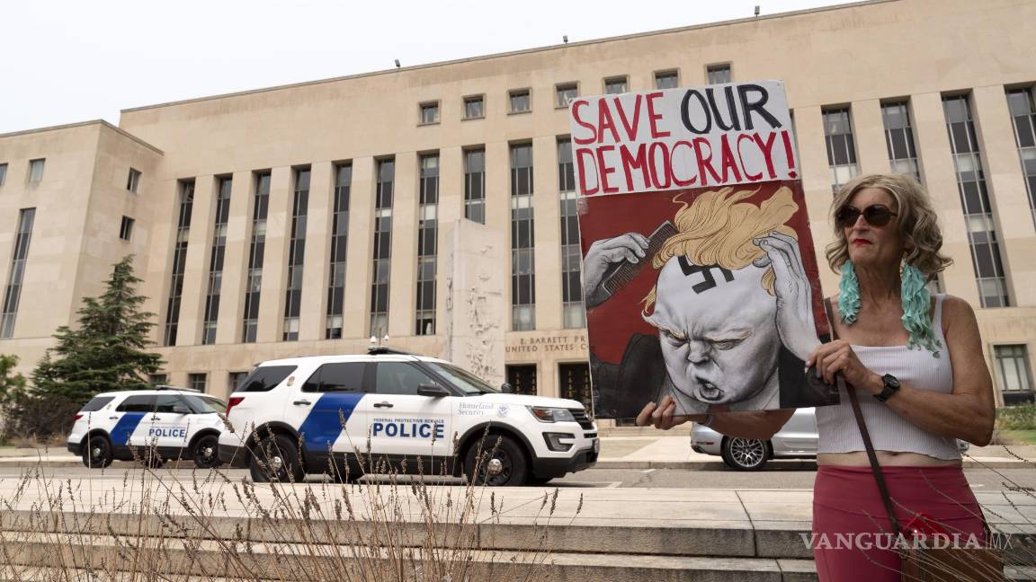 $!Nicky Sundt sostiene un cartel afuera de un tribunal federal de distrito en Washington.