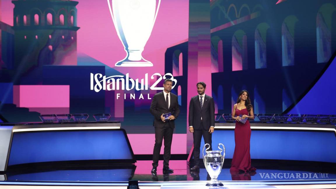 $!Istanbul (Turkey), 25/08/2022.- Former Turkish national soccer team player Hamit Altintop (C) during the UEFA Champions League group stage draw 2022/23 in Istanbul, Turkey, 25 August 2022. (Liga de Campeones, Turquía, Estanbul) EFE/EPA/SEDAT SUNA