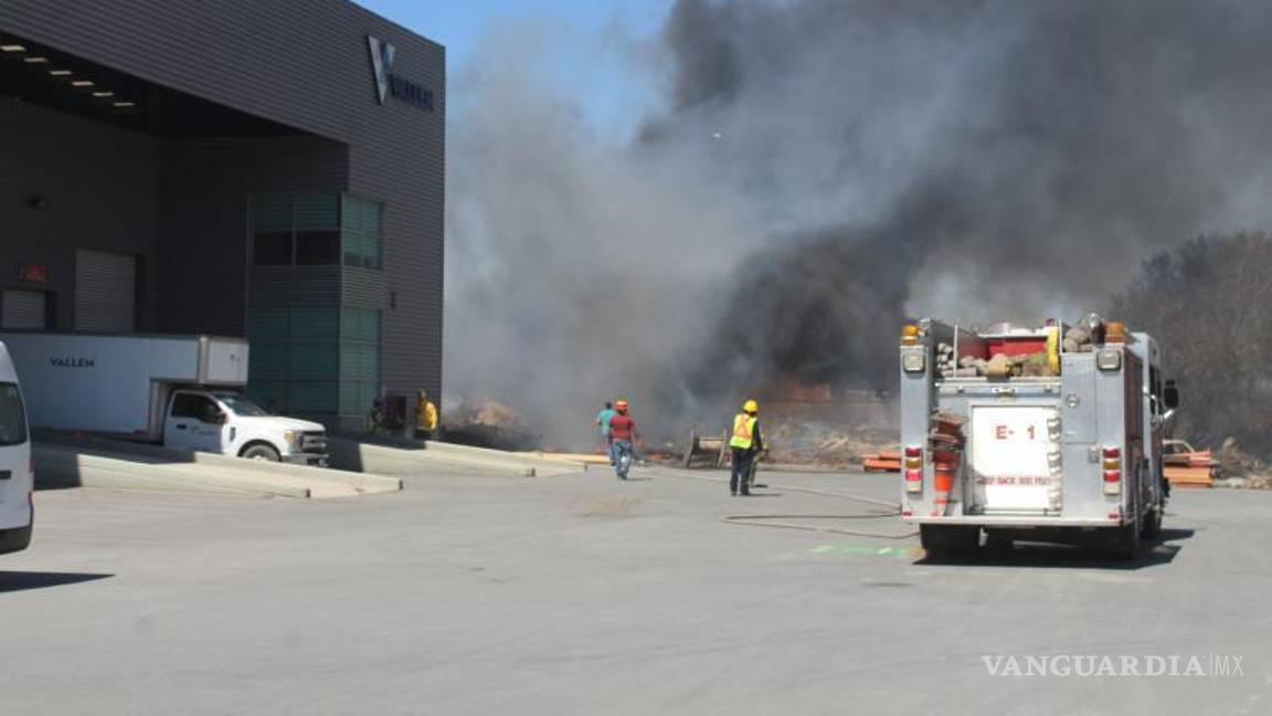 $!El incendio ocurrió en un día no laboral, lo que evitó que las empresas cercanas tuvieran que evacuar a su personal, limitando las posibles consecuencias humanas.