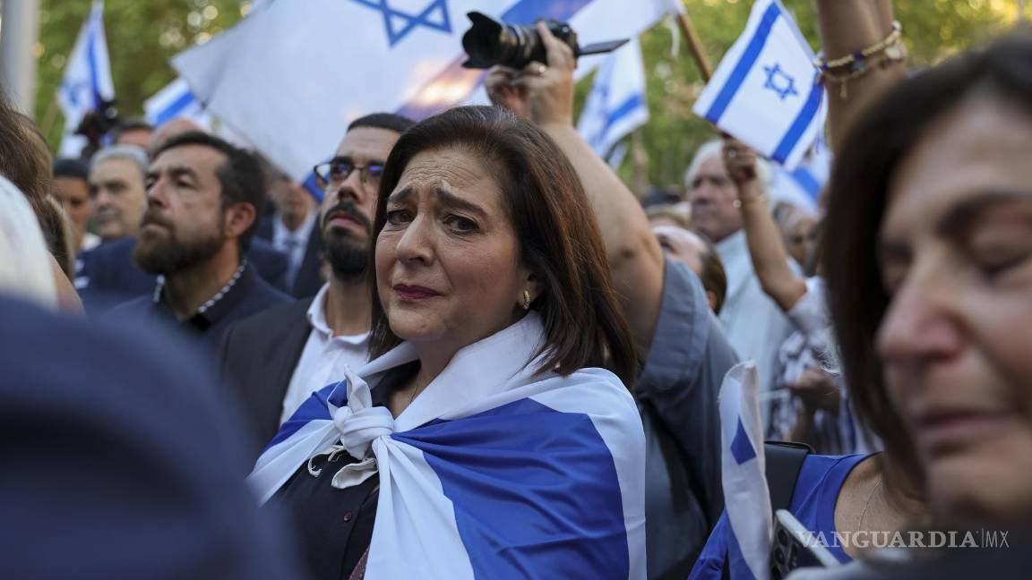 $!Personas en la concentración organizada por la Federación de Comunidades Judías de España bajo el lema 'Unidos por Israel', este martes en Madrid.